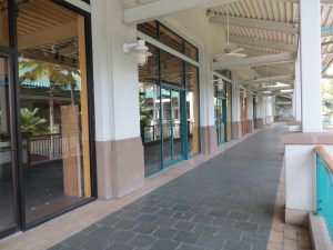 Not a soul in sight at the Aloha Tower...not at all what it was like when I 'lived' there.